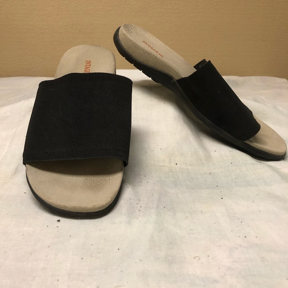 Intaglio Women’s black slip on sandals